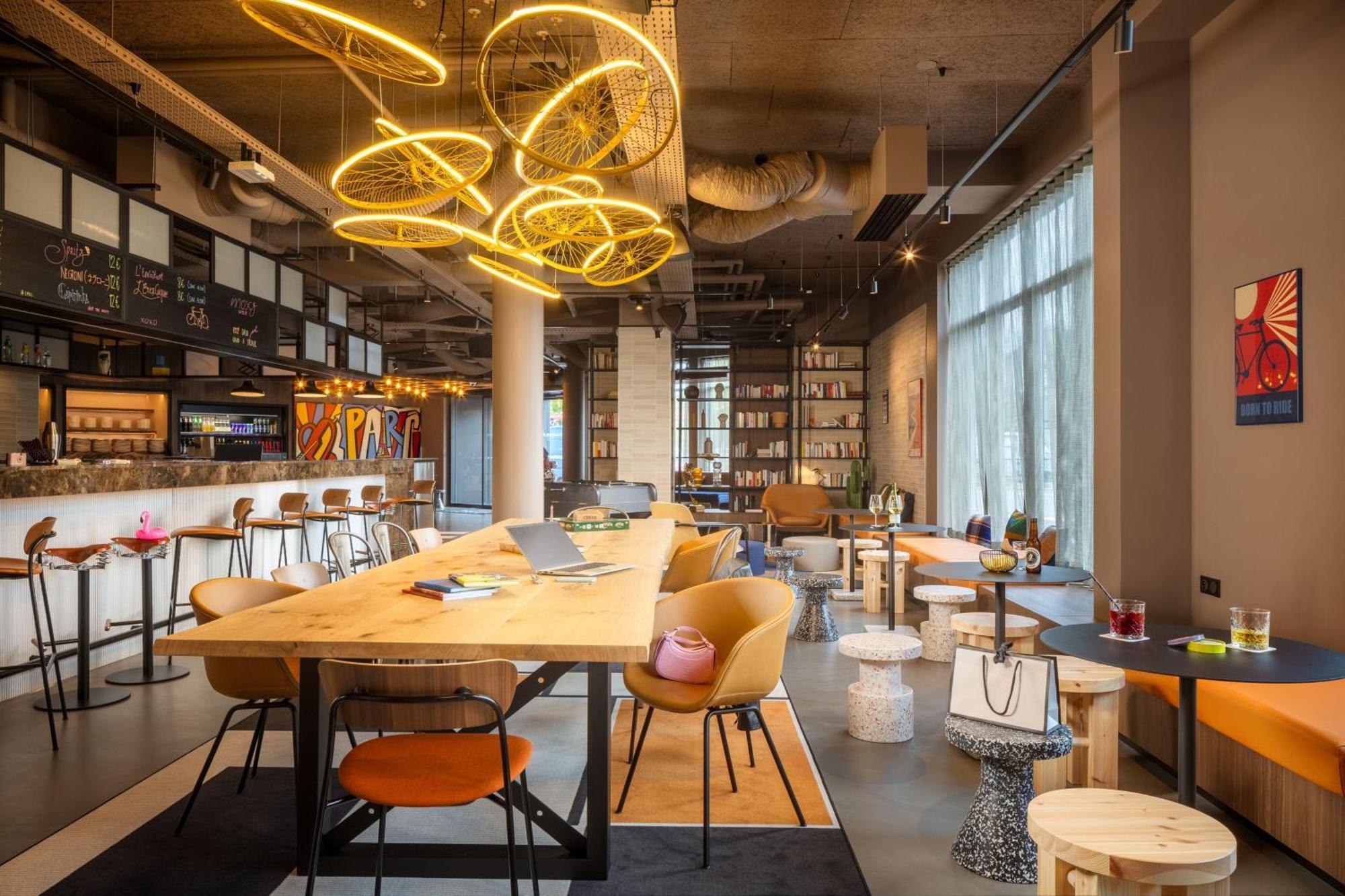 Moxy Paris Кламар Екстериор снимка