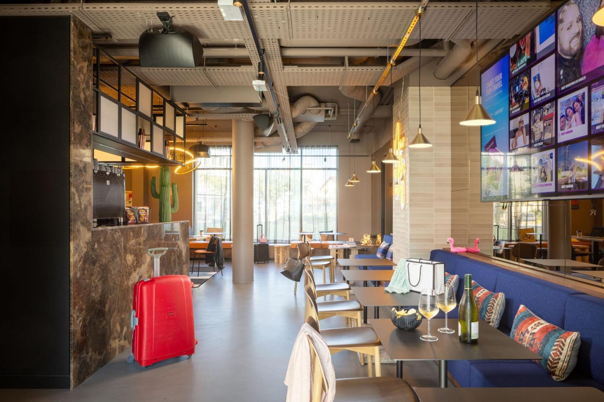 Moxy Paris Кламар Екстериор снимка